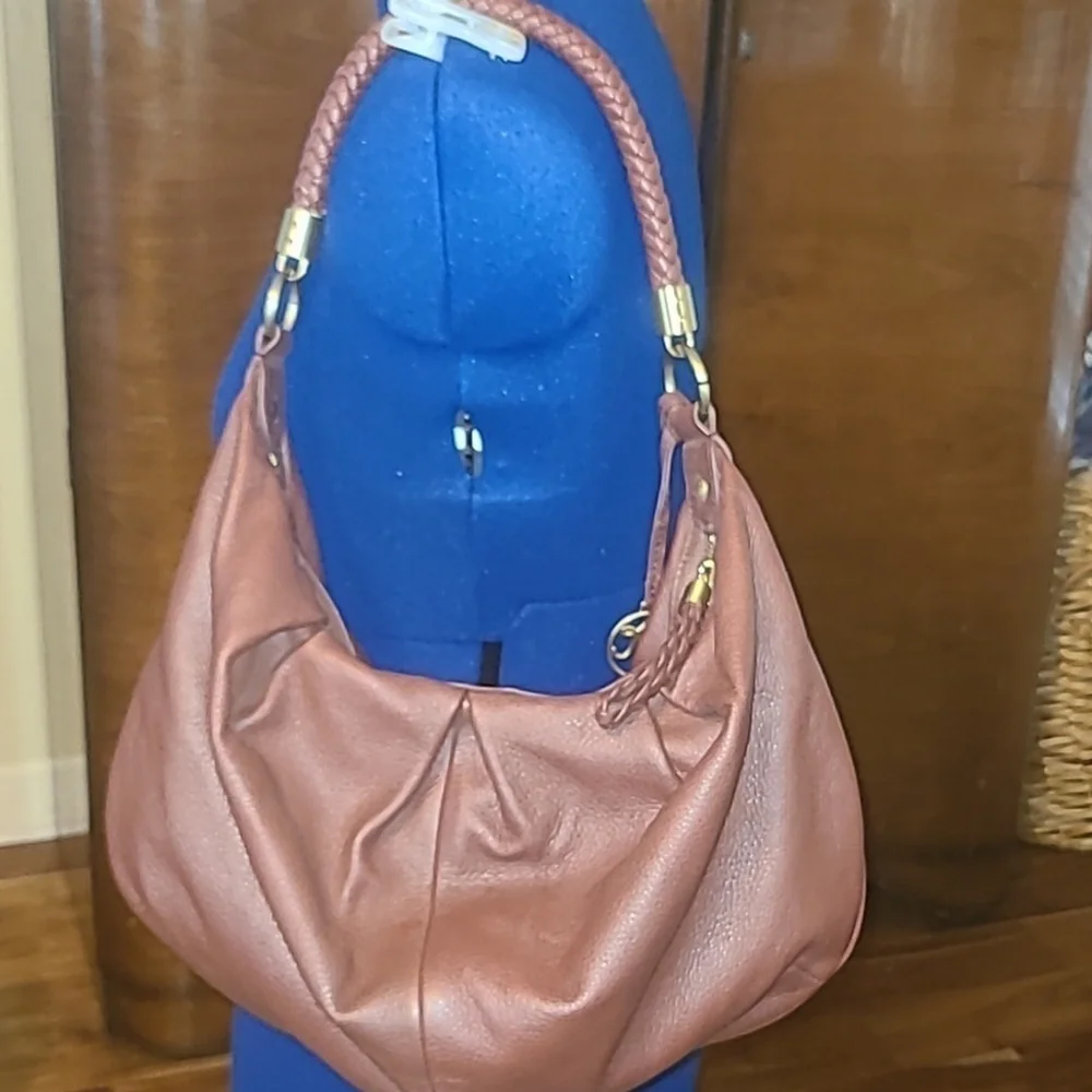 Johnston & Murphy leather shoulder bag. Pebbled leather in EUC. (#1028)